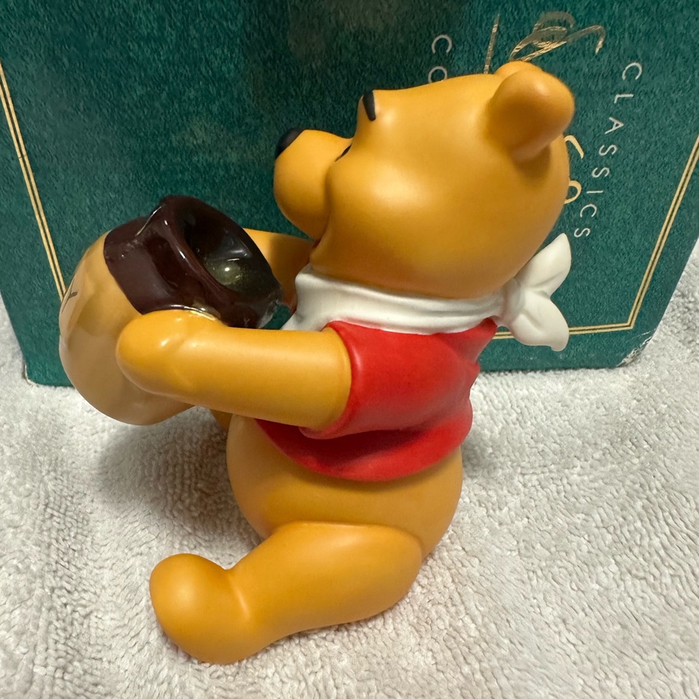 Disney Collectors Society: Winnie the Pooh—“Time for Something Sweet” figurine - Picture 13 of 13
